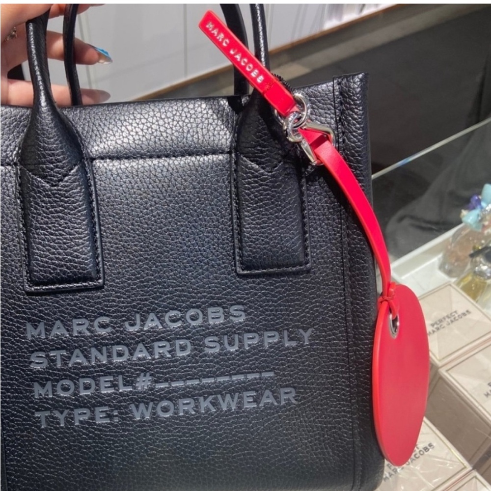 Marc Jacobs leather hang tag NWT - Picture 2 of 6